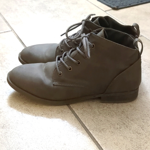 Boots - Picture 2 of 4